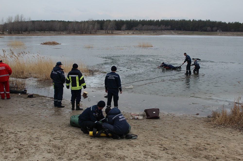 У Сєвєродонецьку витягнули тіло ще одного хлопчика, який провалився під лід (ФОТО) - фото 1