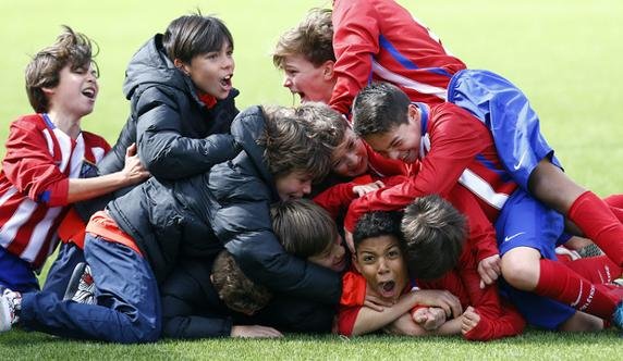 Неймовірний гол юного гравця "Атлетіко" в ворота "Реала" - фото 1 Неймовірний гол юного гравця "Атлетіко" в ворота "Реала" - фото 1