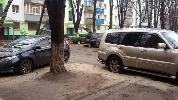 У Полтаві невідомі масово ріжуть автомобільні шини - фото 1