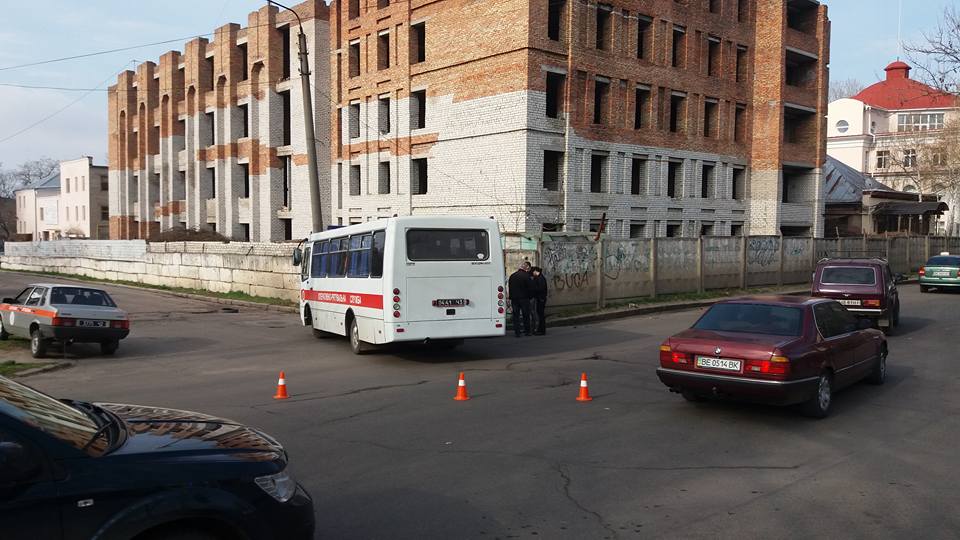 У Миколаєві автобус рятувальників підбив легковик - фото 3
