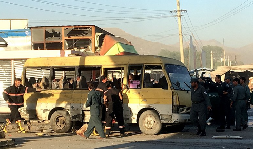 У Кабулі смертник підірвав автобус з чиновниками, 14 загиблих - фото 2