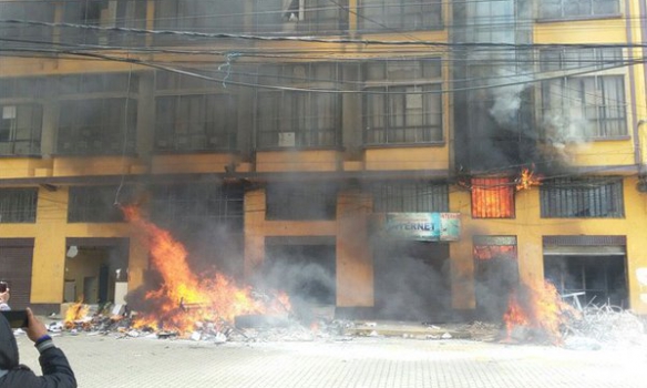 У Болівії протестувальники спалили у будівлі мерії шістьох чиновників - фото 1