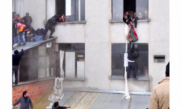 У Болівії протестувальники спалили у будівлі мерії шістьох чиновників - фото 2
