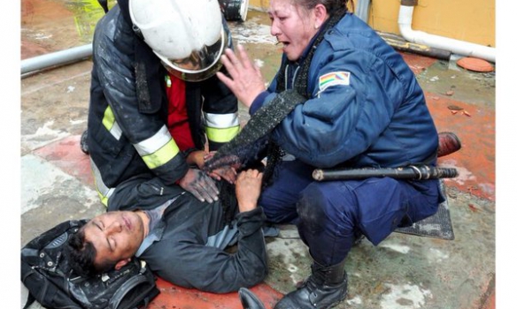 У Болівії протестувальники спалили у будівлі мерії шістьох чиновників - фото 3