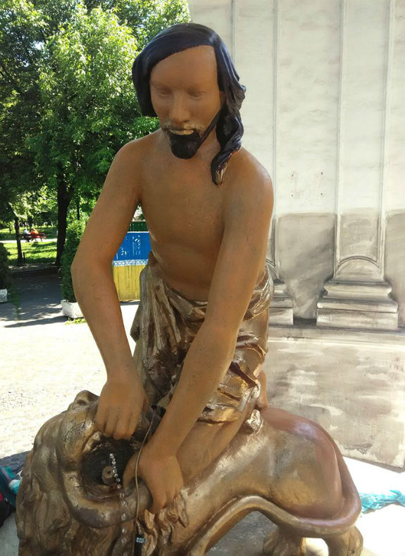 Київський фонтан Самсон знову змінив колір (ФОТО) - фото 4