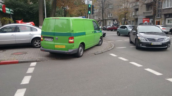 У Києві водій інкасаторської машини припаркувався, як жлоб  - фото 1