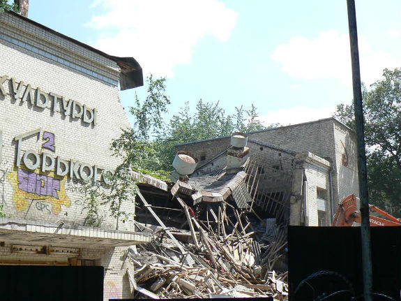 Нова скандальна забудова у Києві: Замість будинку культури зводять чергову потворну висотку - фото 1