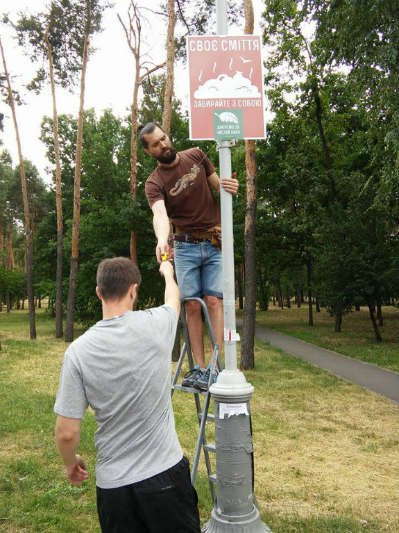 Столичні активісти за допомогою табличок навчають киян, як зробити місто чистим (ФОТОФАКТ) - фото 2
