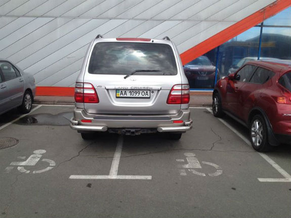У Києві водій джипу двічі поспіль став володарем призу "Паркуюсь, як жлоб" - фото 1