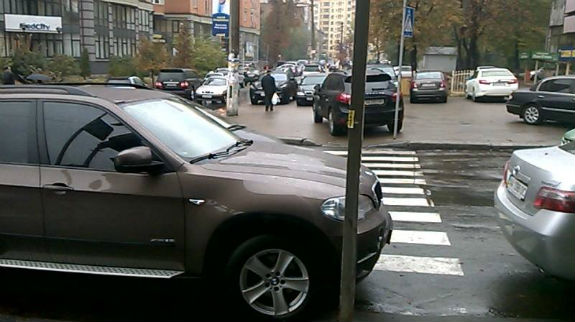 У Києві водій-жлоб на позашляховику заблокував рух пішоходів - фото 2