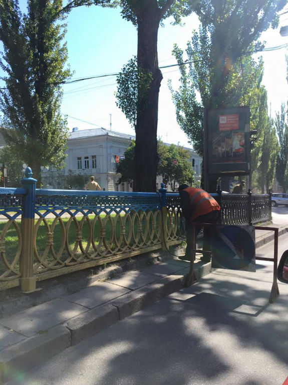 У центрі столиці комунальники зафарбовують у чорний колір патріотичні паркани (ФОТОФАКТ) - фото 1