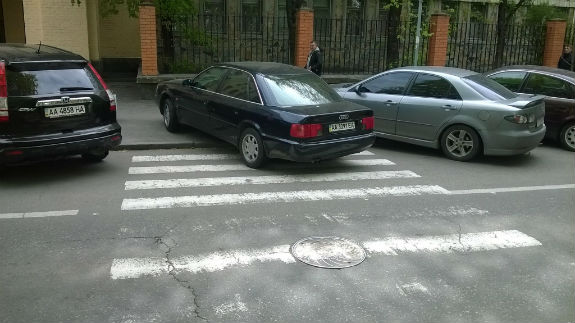 У столиці водій іномарки став переможцем конкурсу "Паркуюсь, як мудак" - фото 1