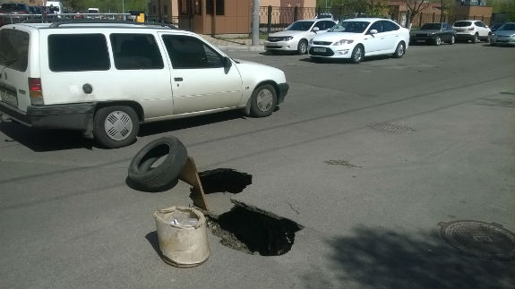 У Києві посеред дороги утворилася величезна яма - фото 2