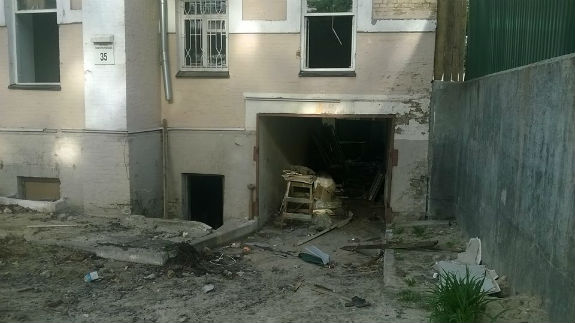 У Києві розбирають старовинний будинок, який палав два місяці тому  - фото 5