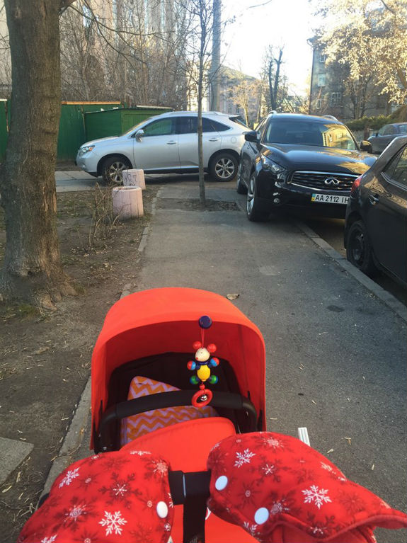 У Києві два жлоба на машинах заблокували проїзд дитячому візочку  - фото 1