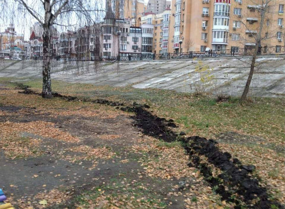 У Києві торгаші кавою перекопали цілий парк, щоб прокласти електрокабель  - фото 1