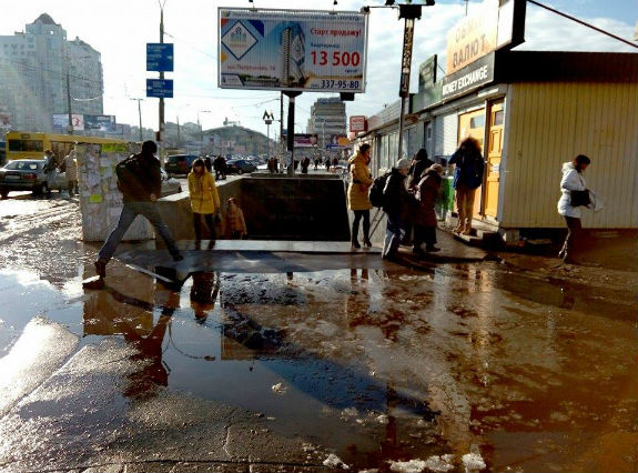 У Києві вихід зі станції метро перетворився на гігантську калюжу  - фото 1