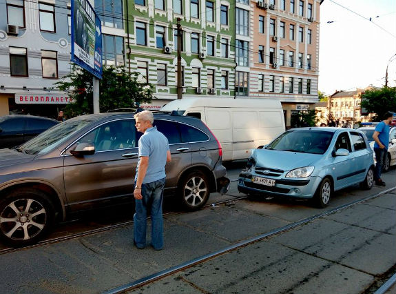 У Києві два учасники ДТП заблокували рух трамваїв на Подолі  - фото 1