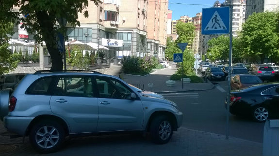 У Києві водій позашляховика став лауреатом премії "Паркуюсь, як дегенерат" - фото 2