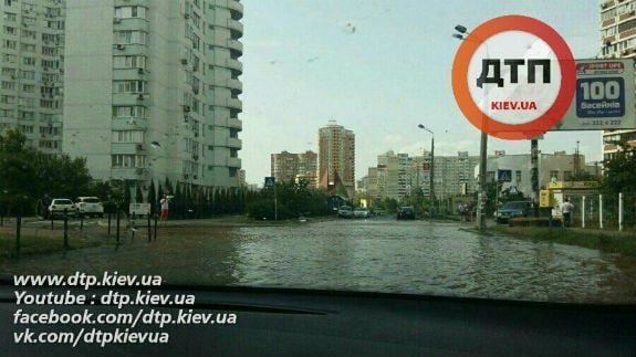 У Києві через прорив каналізації "плавала" ціла вулиця  - фото 1
