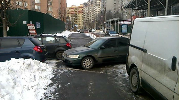 Біля столичного цирку водії влаштували парад "Паркуюсь, як дегенерат" - фото 2