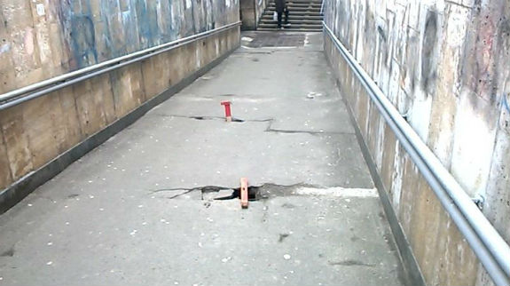 Комунальники Києва придумали, як вберегти пішоходів від провалу під землю  - фото 1