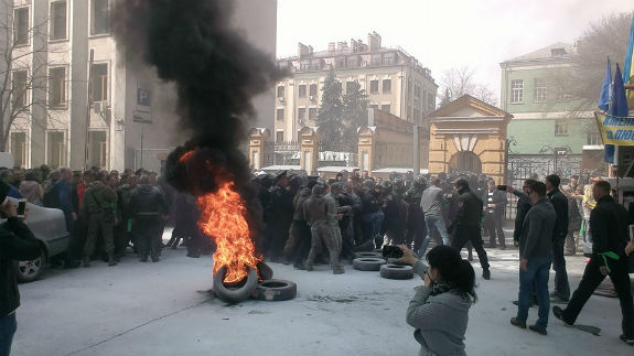 Під АП у Києві почалися сутички та горять шини  - фото 1