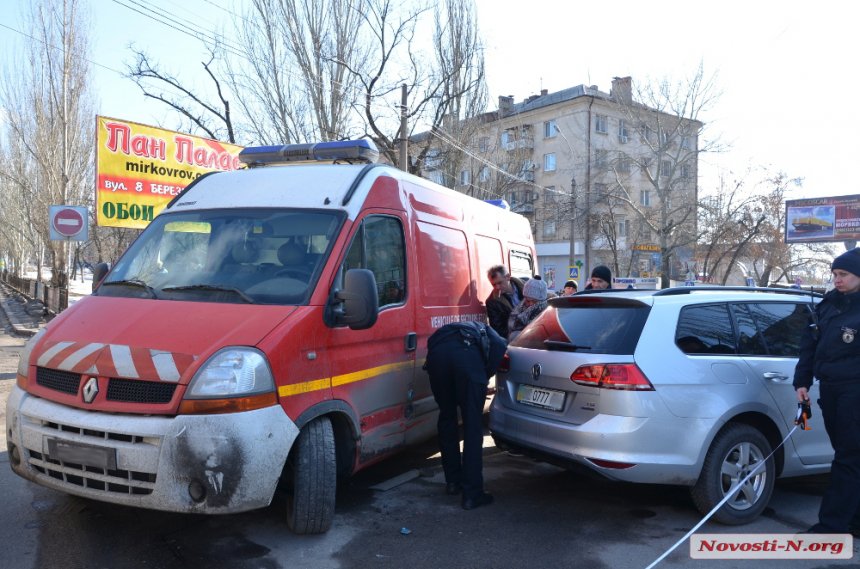 У центрі Миколаєва мати одіозного бізнесмена втрапила в ДТП з військовим автомобілем - фото 4