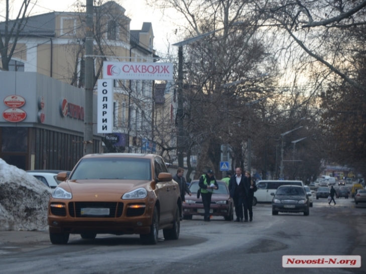 В центрі Миколаєва депутат на "золотому" Porsche потрапив у ДТП - фото 1