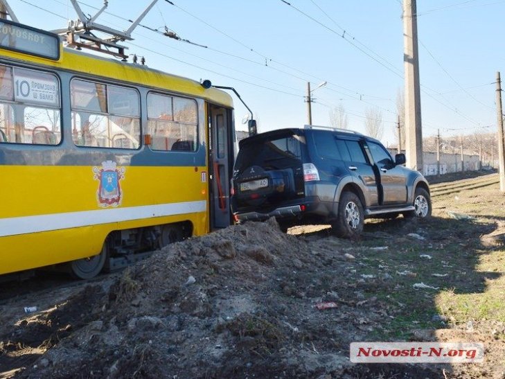 У Миколаєві трамвай розчавив іномарку водія-невдахи - фото 1