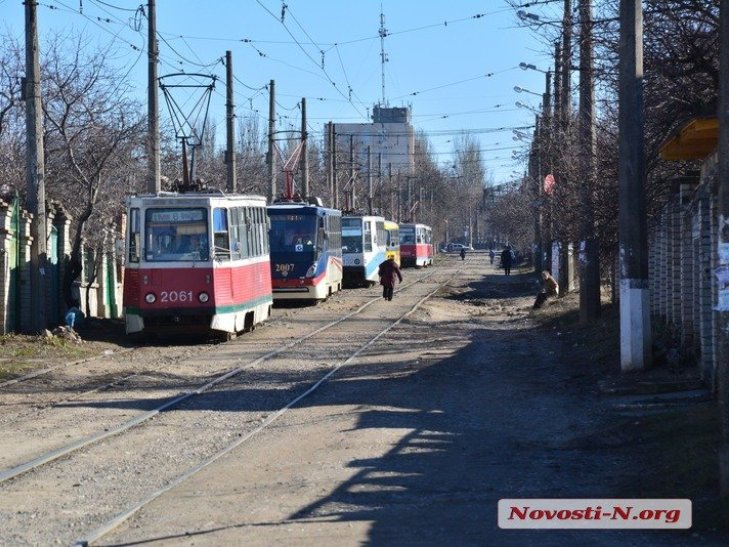 У Миколаєві трамвай розчавив іномарку водія-невдахи - фото 3