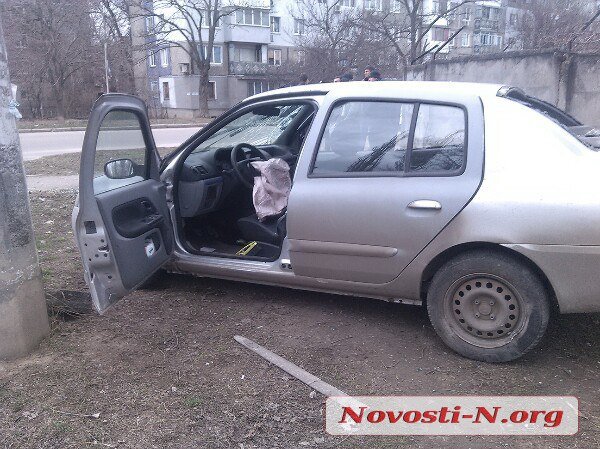 У Миколаєві в результаті ДТП з поліцейським Prius перевернувся Renault - фото 4