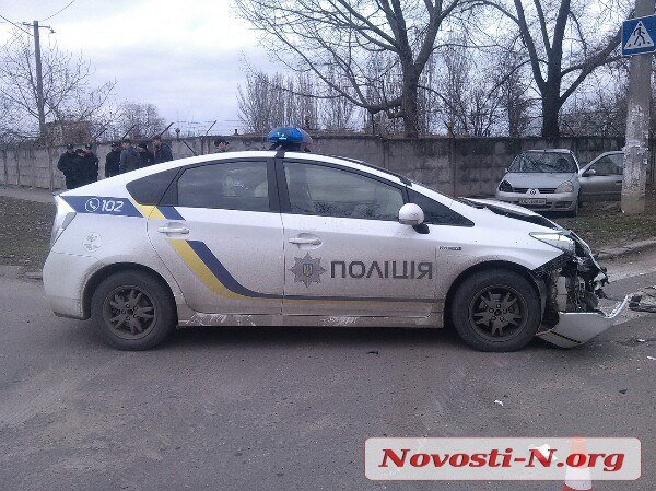У Миколаєві в результаті ДТП з поліцейським Prius перевернувся Renault - фото 3