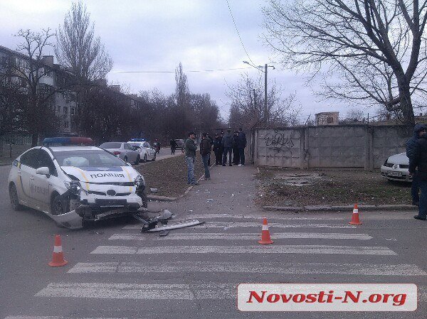 У Миколаєві в результаті ДТП з поліцейським Prius перевернувся Renault - фото 2