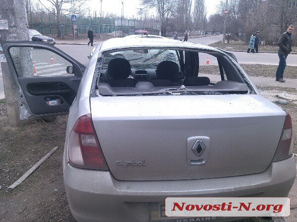 У Миколаєві в результаті ДТП з поліцейським Prius перевернувся Renault - фото 1