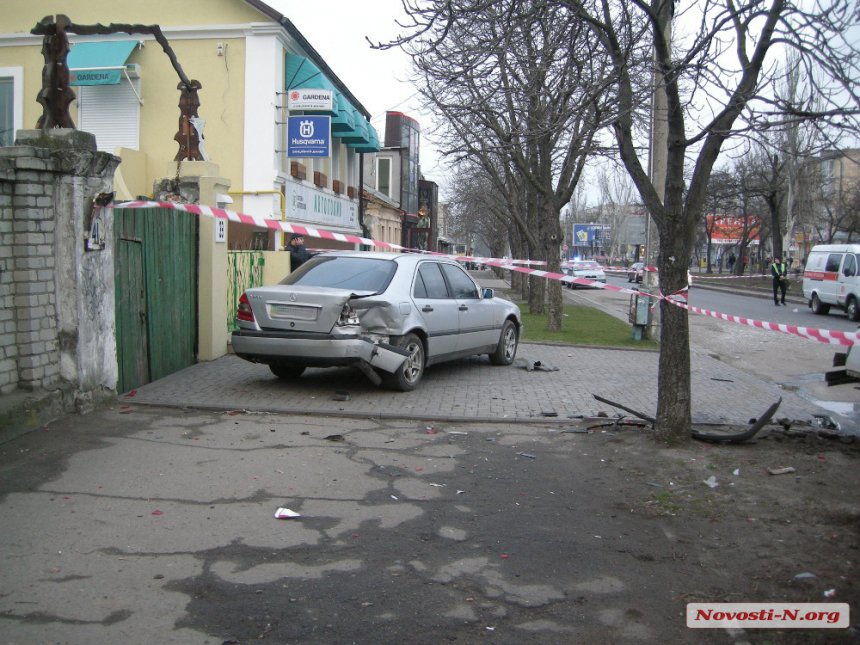 У Миколаєві BMW на величезній швидкості протаранив "Газель": четверо загинули