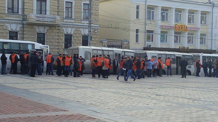 Працівники видобувача титану приїхали пікетувати Кіровоградську ОДА - фото 1