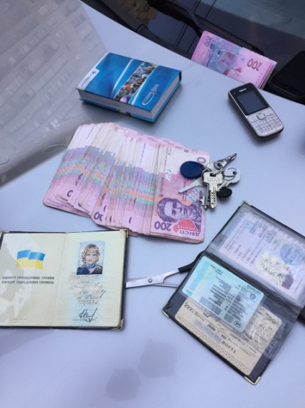 Затримані в Харкові хабарники-податківці забили грошима багажник авто   - фото 2