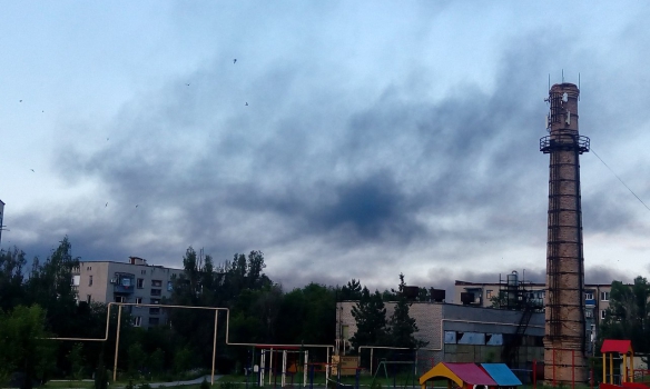 На Донбасі через обстріли сталася пожежа на нафтопереробному заводі (ФОТО, ВІДЕО) - фото 2