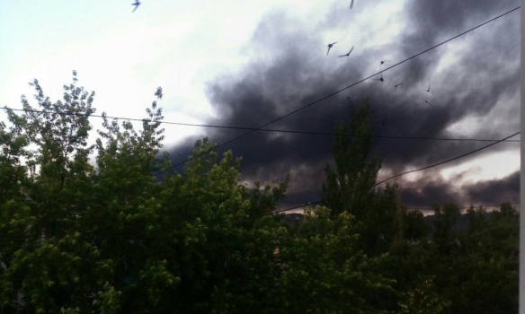 На Донбасі через обстріли сталася пожежа на нафтопереробному заводі (ФОТО, ВІДЕО) - фото 1
