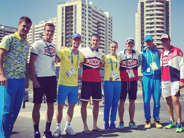 Мережу "підірвали" "фотожаби" на українців любителів пообійматися з росіянами - фото 1