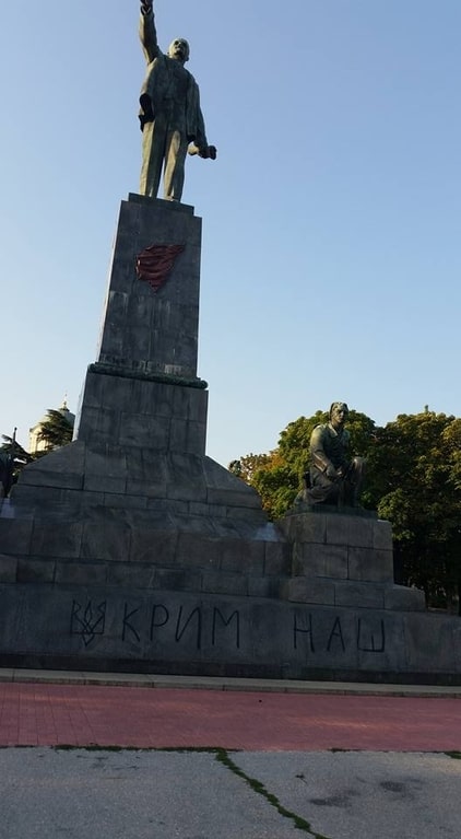 У Севастополі Леніна прикрасили тризубом і "Кримнашизували" - фото 2