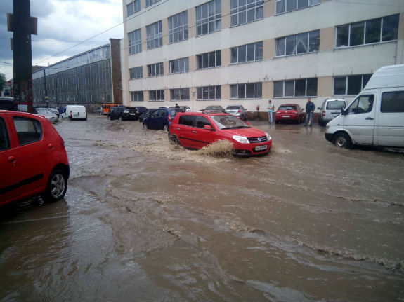 Наслідки зливи: столичні вулиці затопило водою  - фото 1