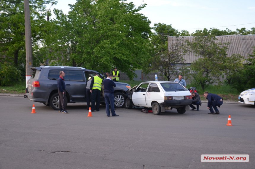 У Миколаєві головлікар пологового будинку на Toyota протаранив "Таврію" - фото 3