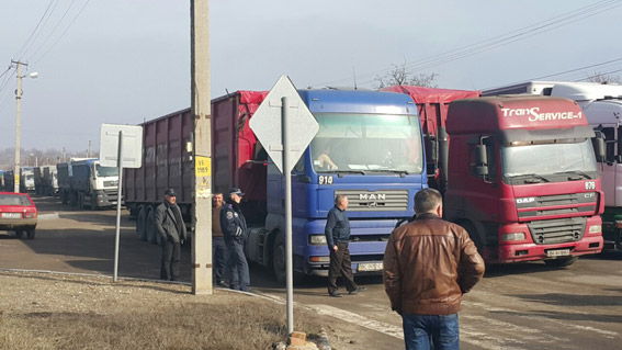 Трасу з Кіровограда на Миколаїв заблокували: вимагають ремонту дороги - фото 2