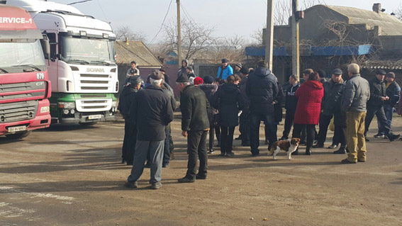Трасу з Кіровограда на Миколаїв заблокували: вимагають ремонту дороги - фото 3