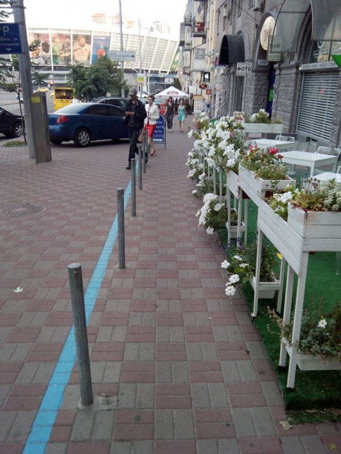 У центрі міста киян "затиснули" між парковкою та літнім майданчиком (ФОТО) - фото 1