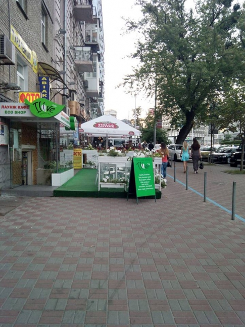 У центрі міста киян "затиснули" між парковкою та літнім майданчиком (ФОТО) - фото 2