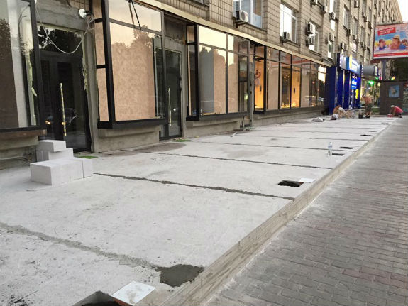 Біля кафе на столичному бульварі Лесі Українки газон залили бетоном  - фото 1