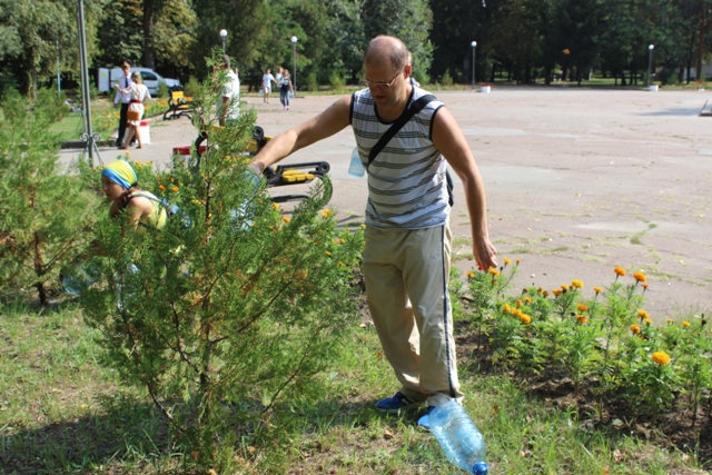 У Кропивницькому активісти полили туї, які висадили чиновники - фото 3